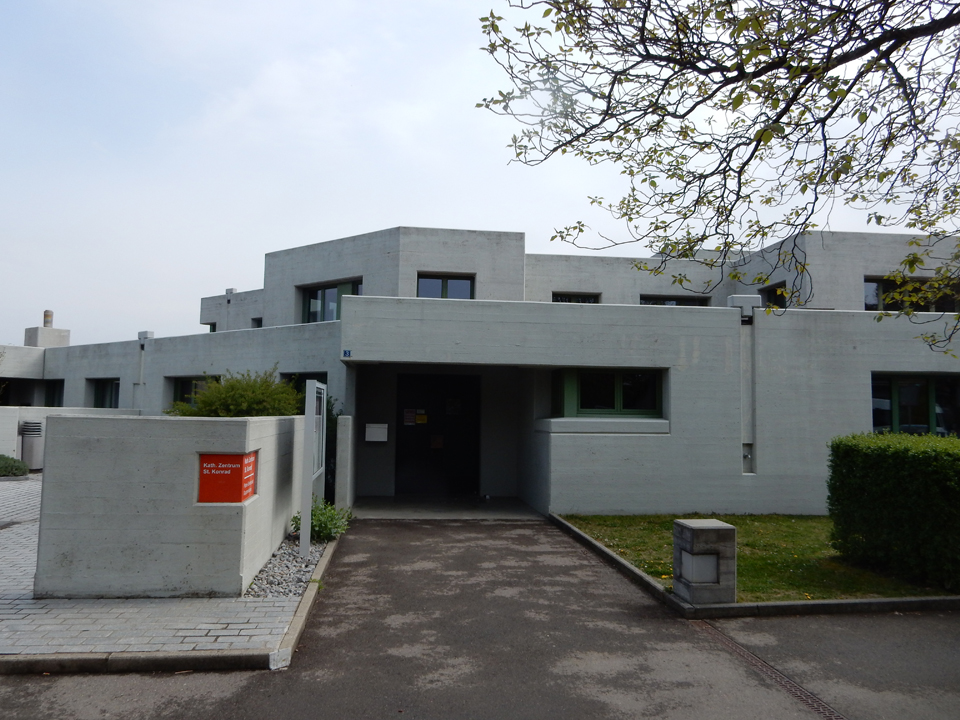Der Eingang zum Pfarrbüro und Pfarreisaal.